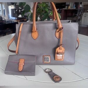 Dooney & Bourke purse in grey. Including shoulder strap and accessories.